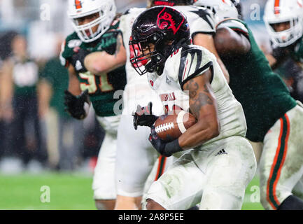 09 novembre 2019: Louisville Cardinali running back Javian Hawkins (10) corre con la palla dopo un trasferimento durante un collegio partita di calcio contro il Miami Hurricanes all'Hard Rock Stadium di Miami, Florida. Gli uragani ha vinto 52-27. Mario Houben/CSM Foto Stock