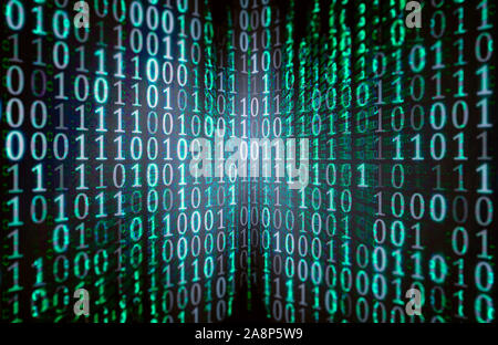 Concetto di immagine del codice digitale binario sullo schermo di un computer Foto Stock