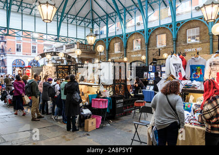 Agli acquirenti di esplorazione del mercato Apple in Covent Garden di Londra, Regno Unito Foto Stock