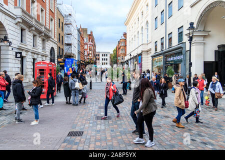 Gli amanti dello shopping e ai turisti di James Street, Covent Garden di Londra, Regno Unito Foto Stock