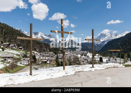 Croci di legno vicino alla chiesa di Nostra Signora Immacolata a Falcade, Dolomiti, Veneto, Italia Foto Stock