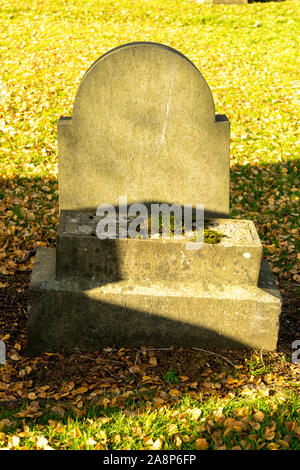 Oggetto contrassegnato per la rimozione definitiva nel cimitero sulla giornata di sole. Pietra tombale, oggetto della religione e della morte del tema. Senza iscrizione con una copia spazio Foto Stock