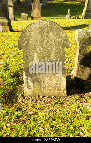 Oggetto contrassegnato per la rimozione definitiva nel cimitero sulla giornata di sole. Pietra tombale, oggetto della religione e della morte del tema. Senza iscrizione con una copia spazio Foto Stock