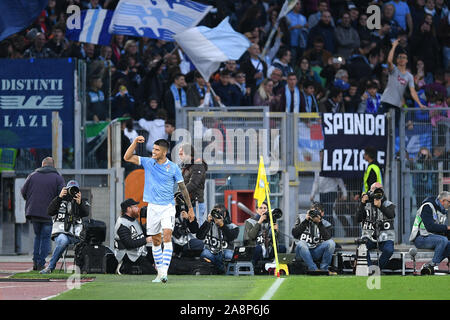 Roma, Italia. Decimo Nov, 2019. Joaquin Correa della SS Lazio celebra il punteggio quarto obiettivo durante la Serie A match tra Lazio e Lecce allo Stadio Olimpico di Roma, Italia il 10 novembre 2019. Foto di Giuseppe mafia. Credit: UK Sports Pics Ltd/Alamy Live News Foto Stock