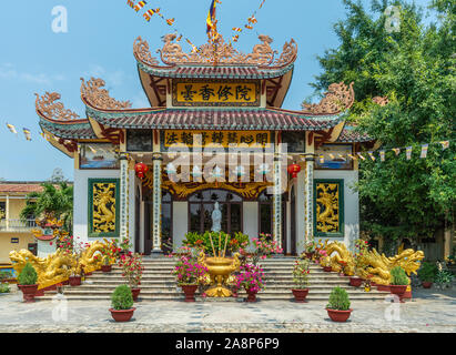 Nha Trang, Vietnam - Marzo 11, 2019: Chua Loc Tho tempio buddista, di scuola primaria e un orfanotrofio. Il scantuary con statua di Guan Yin nella parte anteriore. Golde Foto Stock