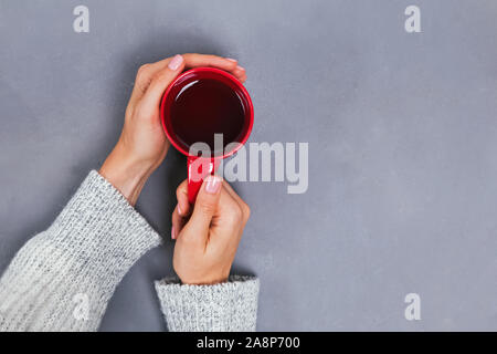 Donna di mani coppa di ritegno con caffè, vista dall'alto Foto Stock