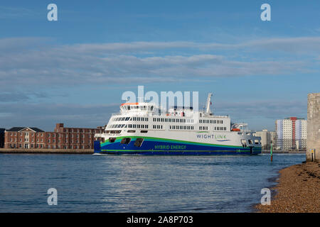 Wightlink energia ibrido ferry Victoria di Wight vela da Portsmouth verso l'Isola di Wight. Foto Stock