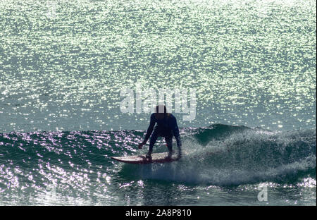 Surfisti sulla Supertubos - una spiaggia molto popolare tra i surfisti in Peniche Portogallo Foto Stock