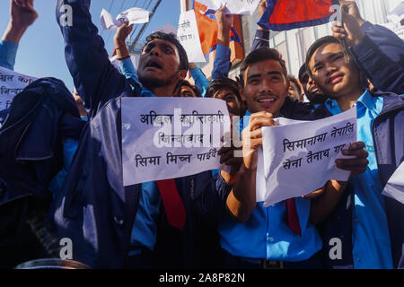 Gli studenti nepalese chant slogan tenendo cartelloni durante un anti-India protesta.centinaia di nepalesi compresi gli studenti, si sono riuniti per protestare contro la nuova India mappa politico rilasciato che include la terra Nepals Kalapani e Lipulek come parte del territorio indiano. Foto Stock