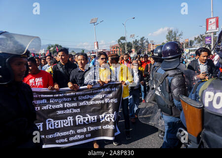 Gli studenti nepalese chant slogan tenendo un banner durante un anti-India protesta.centinaia di nepalesi compresi gli studenti, si sono riuniti per protestare contro la nuova India mappa politico rilasciato che include la terra Nepals Kalapani e Lipulek come parte del territorio indiano. Foto Stock