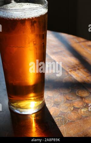 Bicchiere da birra torna nella luce del sole Foto Stock