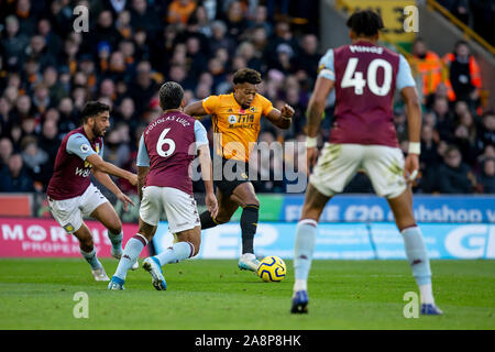 Wolverhampton, Regno Unito. Il 10 novembre 2019. Adama Traore di Wolverhampton Wanderers sulla palla durante il match di Premier League tra Wolverhampton Wanderers e Aston Villa al Molineux, Wolverhampton domenica 10 novembre 2019. (Credit: Alan Hayward | MI News) La fotografia può essere utilizzata solo per il giornale e/o rivista scopi editoriali, è richiesta una licenza per uso commerciale Credito: MI News & Sport /Alamy Live News Foto Stock