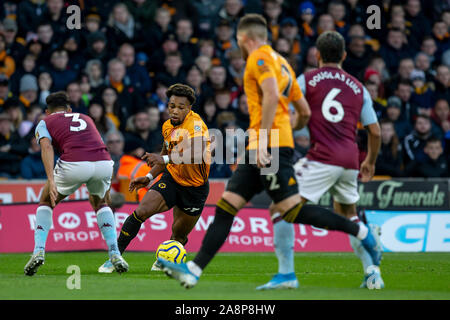 Wolverhampton, Regno Unito. Il 10 novembre 2019. Adama Traore di Wolverhampton Wanderers sulla palla durante il match di Premier League tra Wolverhampton Wanderers e Aston Villa al Molineux, Wolverhampton domenica 10 novembre 2019. (Credit: Alan Hayward | MI News) La fotografia può essere utilizzata solo per il giornale e/o rivista scopi editoriali, è richiesta una licenza per uso commerciale Credito: MI News & Sport /Alamy Live News Foto Stock