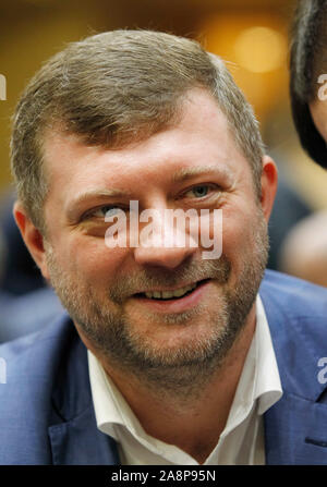 Appena eletto a capo del servo del Popolo (Sluga Narodu) partito politico Oleksandr Kornienko parla durante il congresso del partito in Kiev.Oleksandr Kornienko divenne il nuovo capo della pro-partito presidenziale servo del Popolo, che ha ricevuto la maggioranza dei voti nelle prime elezioni parlamentari nel luglio 2019. Foto Stock