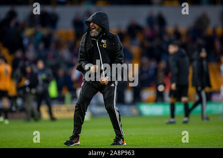 Wolverhampton, Regno Unito. Il 10 novembre 2019. Nuno'Esp rito Santo Manager di Wolverhampton Wanderers festeggia alla fine del match di Premier League tra Wolverhampton Wanderers e Aston Villa al Molineux, Wolverhampton domenica 10 novembre 2019. (Credit: Alan Hayward | MI News) La fotografia può essere utilizzata solo per il giornale e/o rivista scopi editoriali, è richiesta una licenza per uso commerciale Credito: MI News & Sport /Alamy Live News Foto Stock