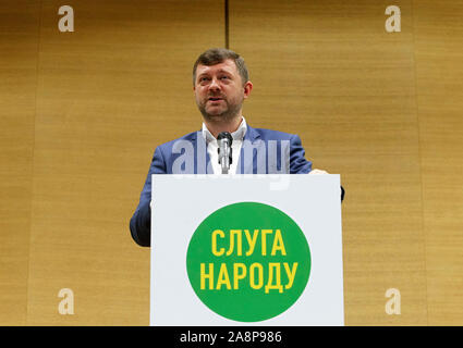 Appena eletto a capo del servo del Popolo (Sluga Narodu) partito politico Oleksandr Kornienko parla durante il congresso del partito in Kiev.Oleksandr Kornienko divenne il nuovo capo della pro-partito presidenziale servo del Popolo, che ha ricevuto la maggioranza dei voti nelle prime elezioni parlamentari nel luglio 2019. Foto Stock