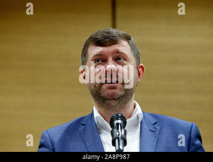 Appena eletto a capo del servo del Popolo (Sluga Narodu) partito politico Oleksandr Kornienko parla durante il congresso del partito in Kiev.Oleksandr Kornienko divenne il nuovo capo della pro-partito presidenziale servo del Popolo, che ha ricevuto la maggioranza dei voti nelle prime elezioni parlamentari nel luglio 2019. Foto Stock