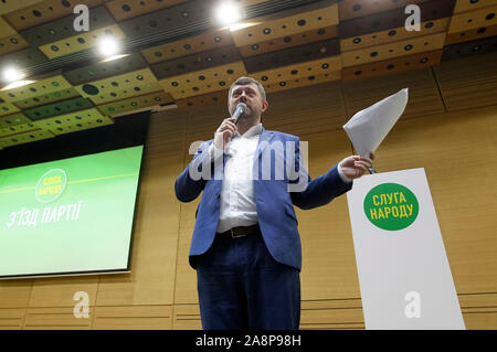 Appena eletto a capo del servo del Popolo (Sluga Narodu) partito politico Oleksandr Kornienko parla durante il congresso del partito in Kiev.Oleksandr Kornienko divenne il nuovo capo della pro-partito presidenziale servo del Popolo, che ha ricevuto la maggioranza dei voti nelle prime elezioni parlamentari nel luglio 2019. Foto Stock