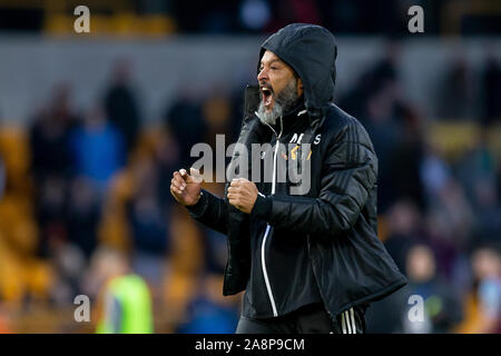 Wolverhampton, Regno Unito. Il 10 novembre 2019. Nuno'Esp rito Santo Manager di Wolverhampton Wanderers festeggia alla fine del match di Premier League tra Wolverhampton Wanderers e Aston Villa al Molineux, Wolverhampton domenica 10 novembre 2019. (Credit: Alan Hayward | MI News) La fotografia può essere utilizzata solo per il giornale e/o rivista scopi editoriali, è richiesta una licenza per uso commerciale Credito: MI News & Sport /Alamy Live News Foto Stock