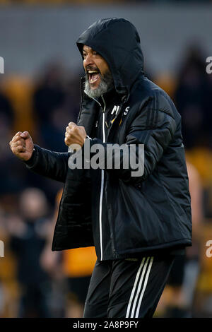 Wolverhampton, Regno Unito. Il 10 novembre 2019. Nuno'Esp rito Santo Manager di Wolverhampton Wanderers celebra la fine del match di Premier League tra Wolverhampton Wanderers e Aston Villa al Molineux, Wolverhampton domenica 10 novembre 2019. (Credit: Alan Hayward | MI News) La fotografia può essere utilizzata solo per il giornale e/o rivista scopi editoriali, è richiesta una licenza per uso commerciale Credito: MI News & Sport /Alamy Live News Foto Stock