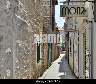 Cattaro, Montenegro - Giugno 10. 2019. Strada stretta vuota nel centro storico Foto Stock