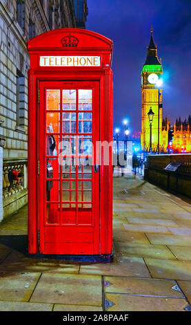 Vista della Telephone Box e delle Houses of Parliament a Londra di notte. Foto Stock