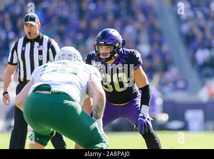 9 Novembre 2019: TCU cornuto rane linebacker Garret sguazzi (30) guarda il reato durante la prima metà del NCAA Football gioco tra Baylor Orsi e la TCU cornuto rane a Amon G. Carter stadium di Fort Worth, Texas. Matthew Lynch/CSM Foto Stock