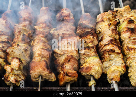 Pezzi di carne su spiedini sono arrostiti sulla griglia Foto Stock