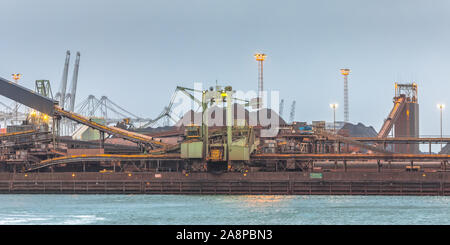 Il minerale di ferro di buk impianto di trasbordo di Rotterdam Europoort, Paesi Bassi Foto Stock