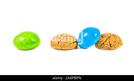 Pepernoten mazzetto di tradizionale e i cookies colorate su sfondo bianco per Sinterklaas annuale evento di vacanza nei Paesi Bassi il 5 dicembre Foto Stock