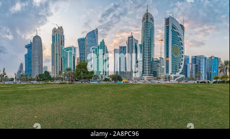 Doha, skyline del Qatar nel quartiere finanziario di West Bay vista diurna con le nuvole nel cielo sullo sfondo Foto Stock