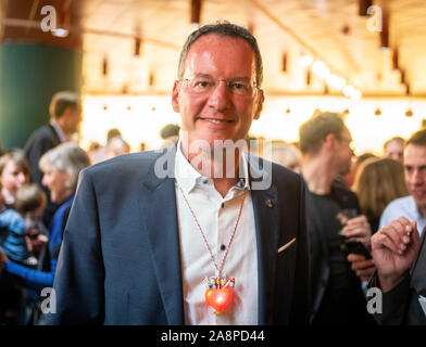 Mainz, Germania. Decimo Nov, 2019. Michael Ebling (SPD), vincitore delle elezioni e incombente, guarda nella telecamera in municipio presso il DOCUP elezione partito dopo il risultato preliminare del run-off elezione alla carica di sindaco è stata determinata. Credito: Frank Rumpenhorst/dpa/Alamy Live News Foto Stock