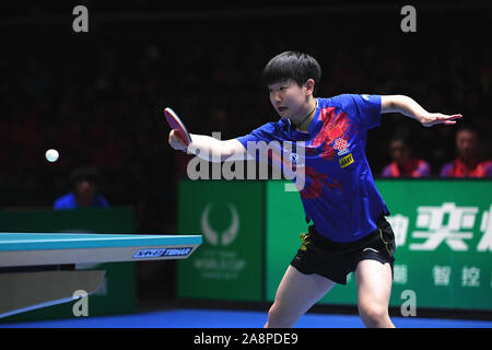 Tokyo, Giappone. Decimo Nov, 2019. Sun Yingsha del team Cina compete contro Ito Mima del team giapponese durante la finale donne tra la Cina e il Giappone al 2019 ITTF World Team Cup a Tokyo in Giappone, nov. 10, 2019. Credito: Hua Yi/Xinhua/Alamy Live News Foto Stock