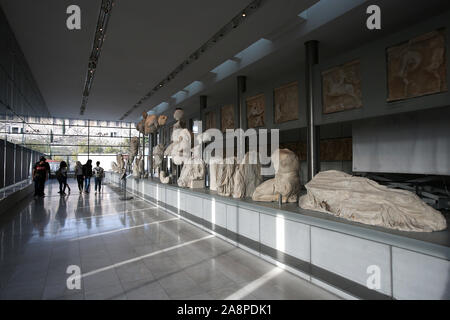 Atene. 7 Nov, 2019. Foto scattata il 9 novembre 7, 2019 mostra la sezione metope del Partenone Galleria del Museo dell'Acropoli di Atene, Grecia. Vanta una straordinaria collezione di capolavori, il museo di Acropoli è diventata una grande attrazione turistica. Sin dalla sua inaugurazione nel giugno 2009, il museo ha accolto più di 14,5 milioni di visitatori provenienti da Grecia e all'estero. Credito: Marios Lolos/Xinhua/Alamy Live News Foto Stock