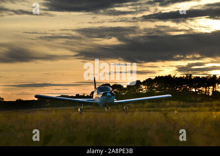 Piper Cherokee, G-BCJM a Charterhall airfield un ex RAF guerra stazione di aria per la formazione di notte piloti di caccia. Foto Stock