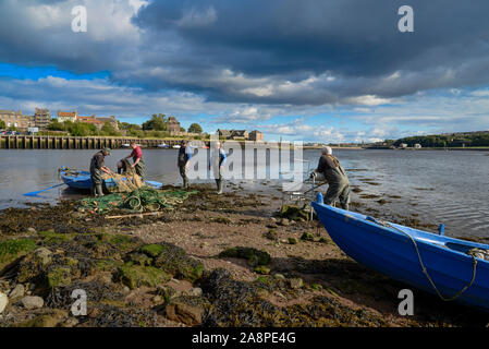 Gardo net prodotti della pesca alla foce del fiume Tweed, al di sotto del Ponte Vecchio, Berwick Upon Tweed, Englands la maggior parte delle città settentrionali. Foto Stock