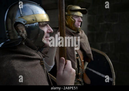 I soldati romani della fine del II inizio III secolo d.c. questi re-enactors 'man' il fort ricostruito a Arbeia, il vallo di Adriano, South Shields Foto Stock