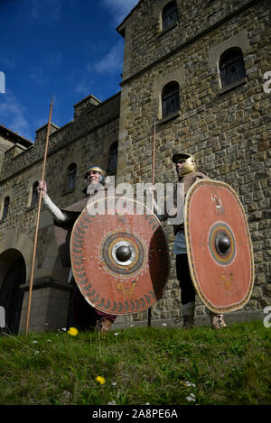 I soldati romani della fine del II inizio III secolo d.c. questi re-enactors 'man' il fort ricostruito a Arbeia, il vallo di Adriano, South Shields Foto Stock