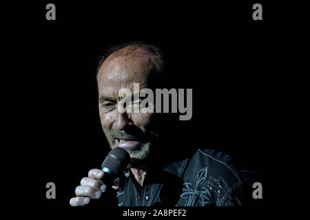 Emporia, Kansas, Stati Uniti d'America, 8 novembre 2019. Premiata la Country Music legend Lee Greenwood durante le sue performance per i veterani giorno concerto presso lo storico teatro di Granada Foto Stock