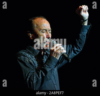 Emporia, Kansas, Stati Uniti d'America, 8 novembre 2019. Premiata la Country Music legend Lee Greenwood durante le sue performance per i veterani giorno concerto presso lo storico teatro di Granada Foto Stock