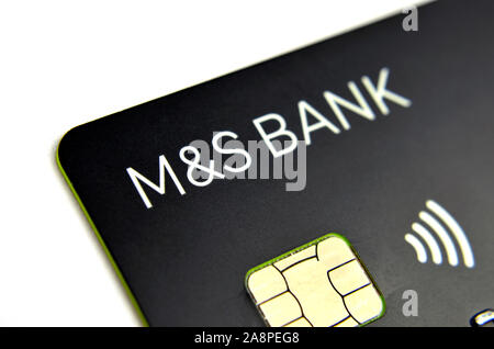 Angolo di M&S carta di credito della banca su uno sfondo bianco. Foto con il fuoco selettivo. Foto Stock