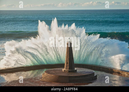 Le onde e il faro Foto Stock