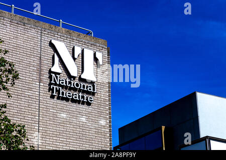 Teatro Nazionale logo sulla parte superiore dell edificio nella Southbank, London, Regno Unito Foto Stock