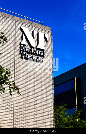 Teatro Nazionale logo sulla parte superiore dell edificio nella Southbank, London, Regno Unito Foto Stock