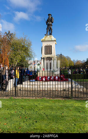 Trowbridge Royal British Legion Remembrance Sunday Parade, 10 novembre 2019, arriva al War Memorial a Trowbridge Park, Wiltshire, Inghilterra, Regno Unito Foto Stock