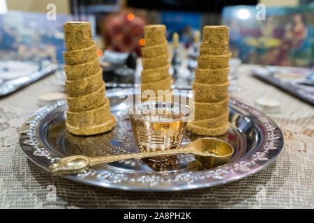 Alcuni golden fancy arabo negozio di souvenir con motivi piatti e il cucchiaio d'oro Foto Stock