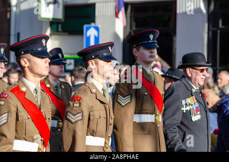 Foto di soldati durante il Giorno del Ricordo sfilata in pietra, Staffordshire, Regno Unito. Foto Stock