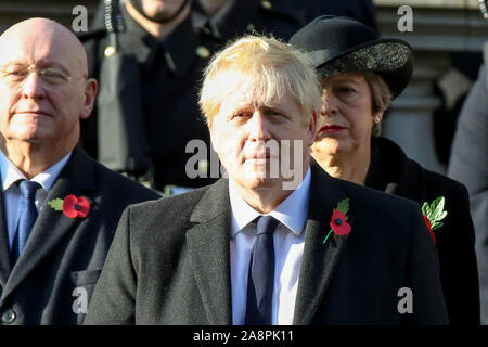 Primo Ministro britannico Boris Johnson e l ex Primo ministro, Teresa può assistere il ricordo annuale domenica memorial presso il Cenotafio, in Whitehall, Londra. Foto Stock