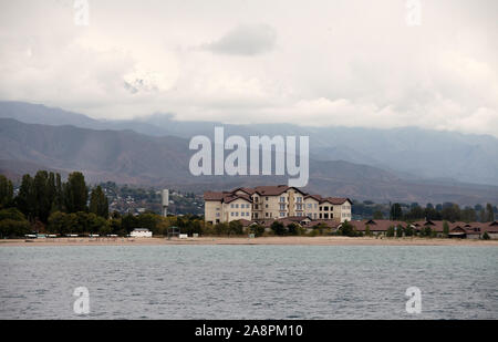 Sponda settentrionale del Lago di Issyk-Kul in Kirghizistan Foto Stock