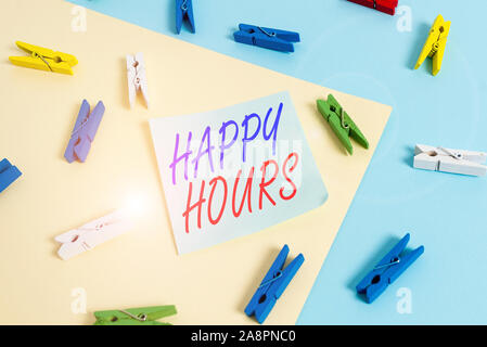 Segno di testo che mostra le ore felici. Business photo vetrina quando le bevande sono venduti a prezzi ridotti in un bar o ristorante clothespin colorata carta esaurita Foto Stock